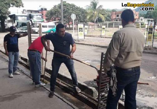 Jornada de Aseo en Terminal de Transportes