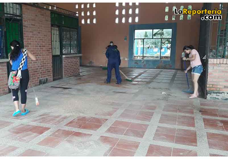 Limpieza en los pasillos de la plataforma