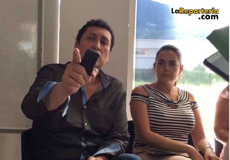 JJ Torres enojado porque dejaron esperando a varias damas