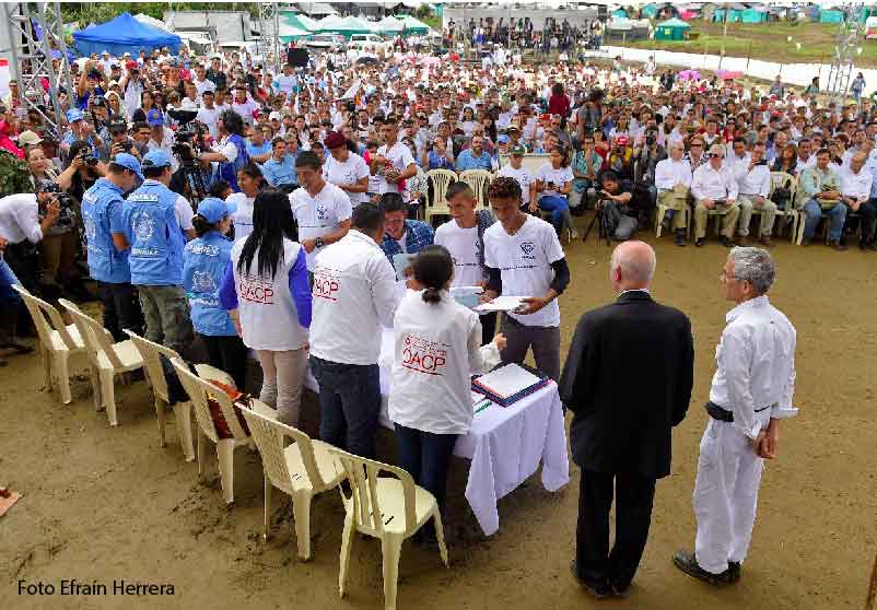 Guerrilleros de las Farc reciben sus respectivas acreditaciones de manos de miembros del mecanismo de verificación