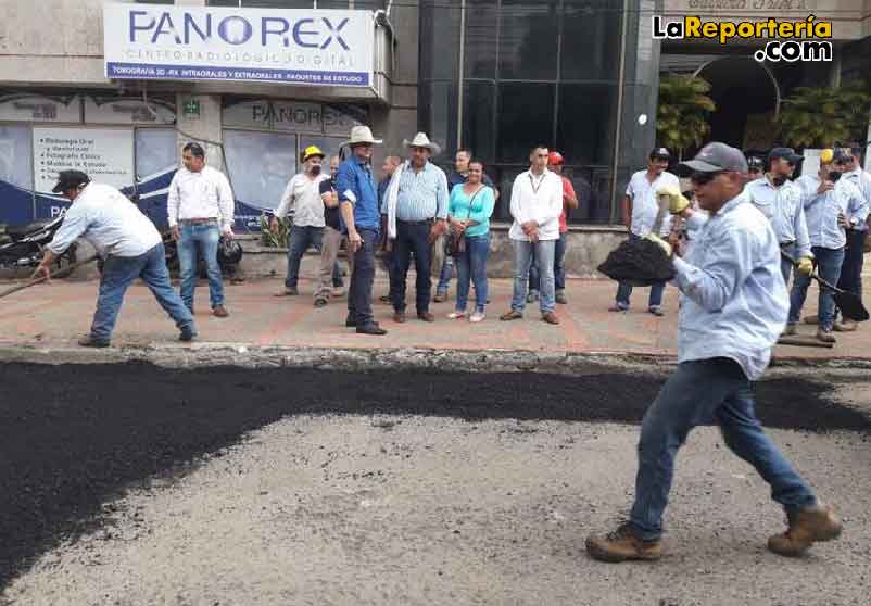 Trabajadores del municipio pavimentan vías