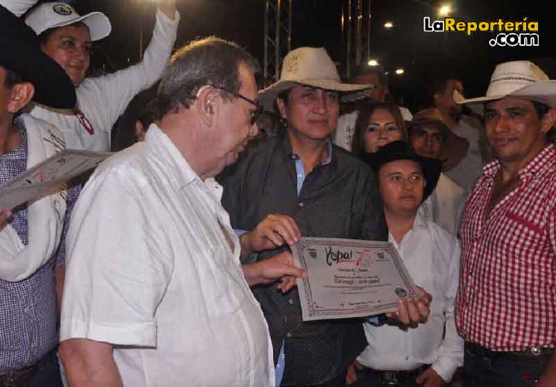 Reconocimiento entregado al Director de Unisangil en Yopal.