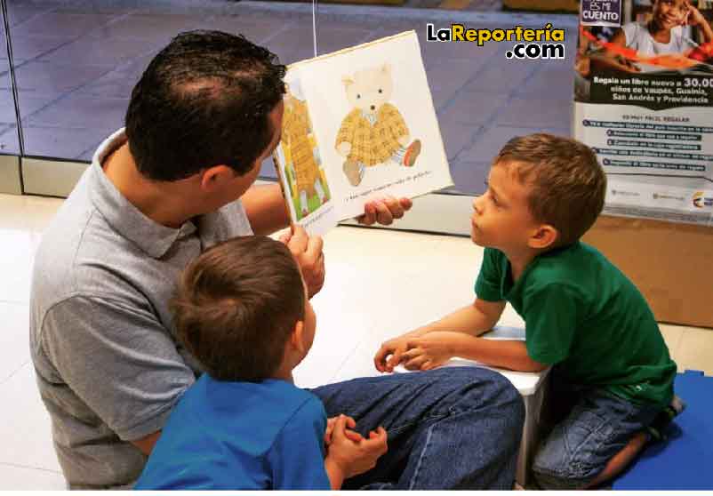 Niños que asisten a librería.