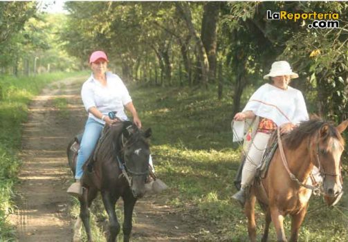 Narda Perilla recorriendo sector rural /