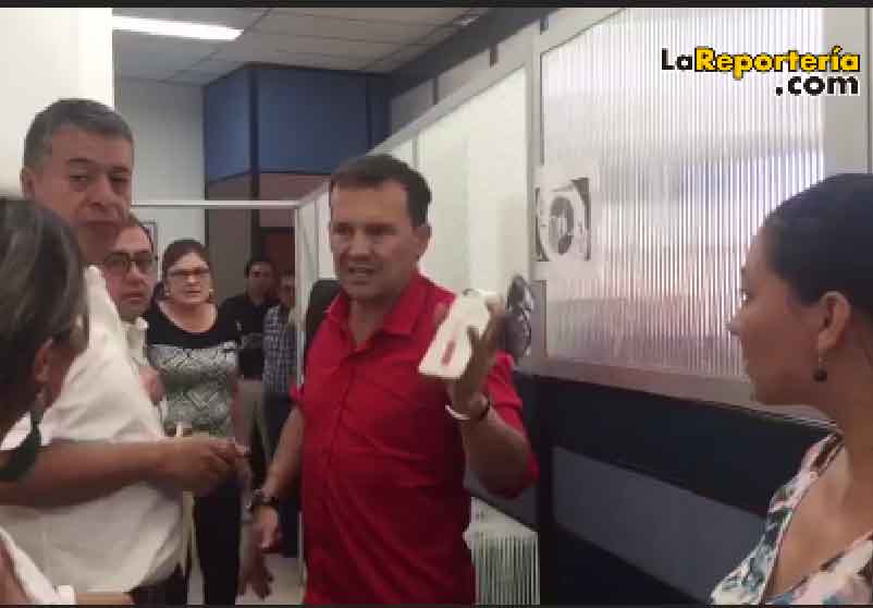 Funcionarios reclaman a Concejal Pepino /