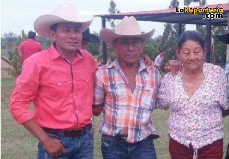 Yesid Ortíz y sus padres don Hernán y la señora Leo.