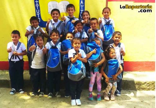 Entrega de kits escolares.