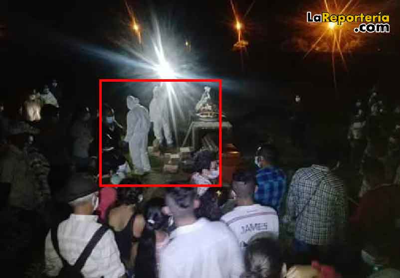 Llegaron personas con batas blancas y tapabocas.