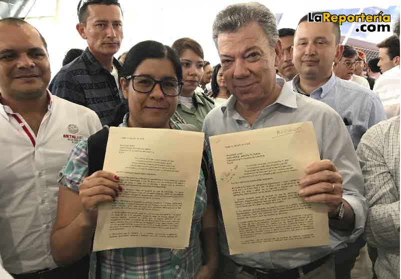 Entrega de la carta al presidente Santos.