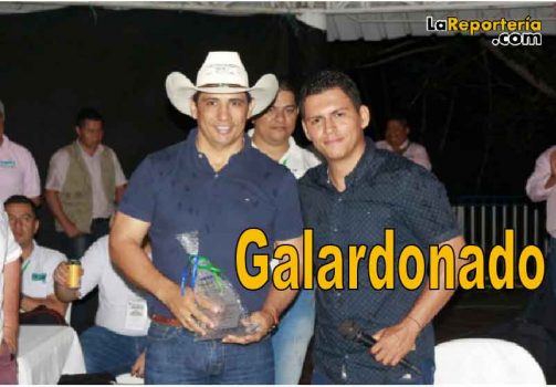 Galardón entregado al Gobernador por el presidente de la Acord.
