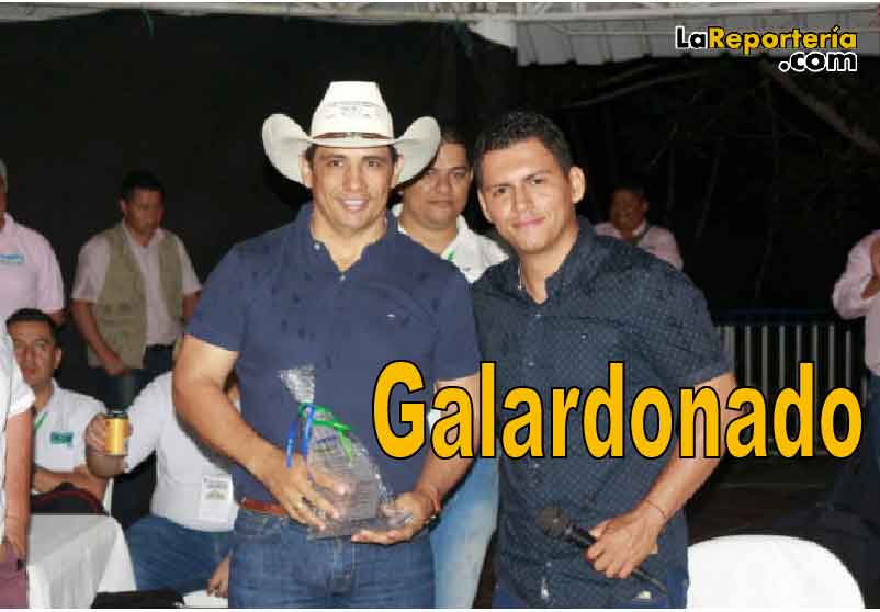 Galardón entregado al Gobernador por el presidente de la Acord.