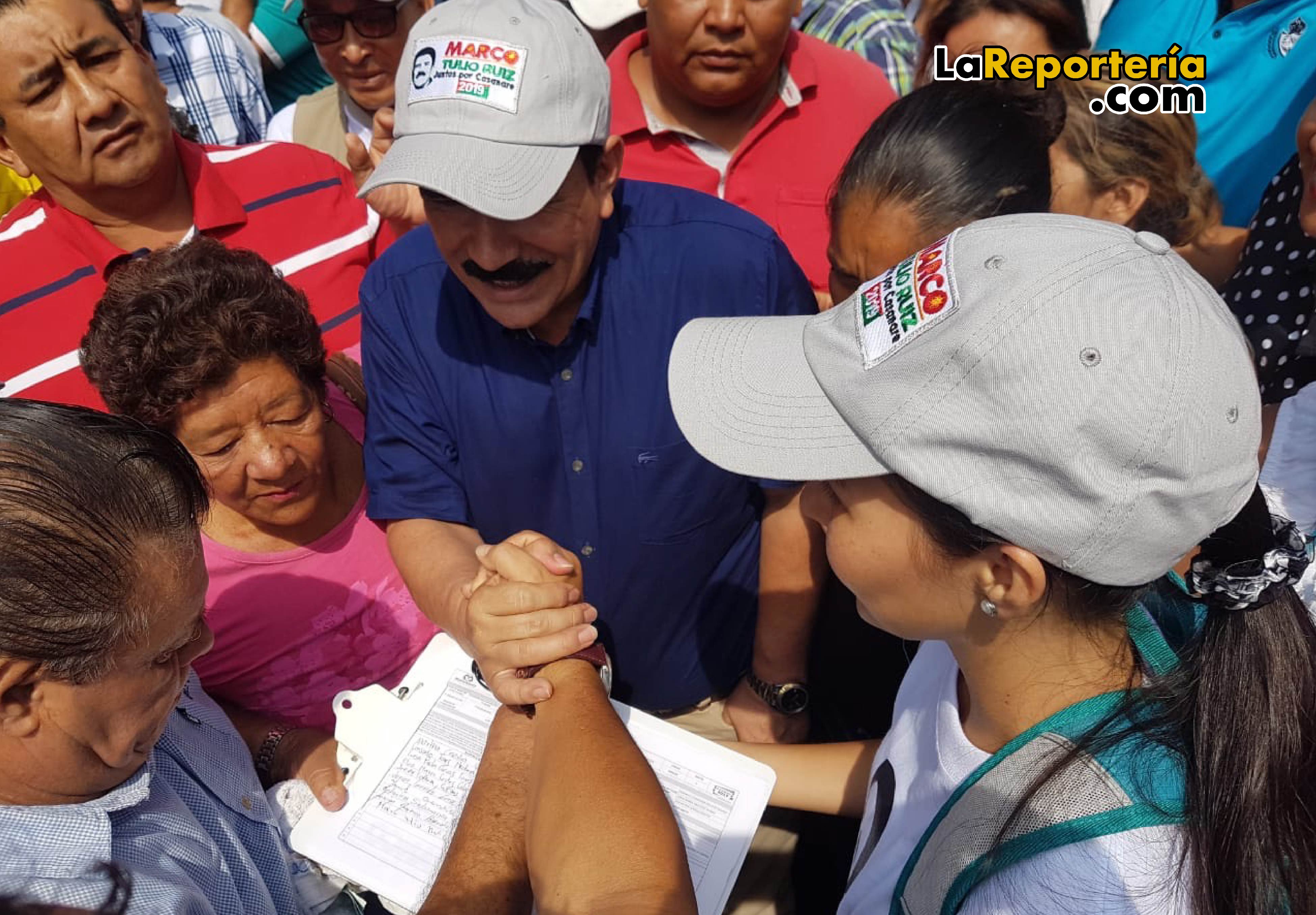 Marco Tulio Ruíz en el proceso de recolección de firmas.