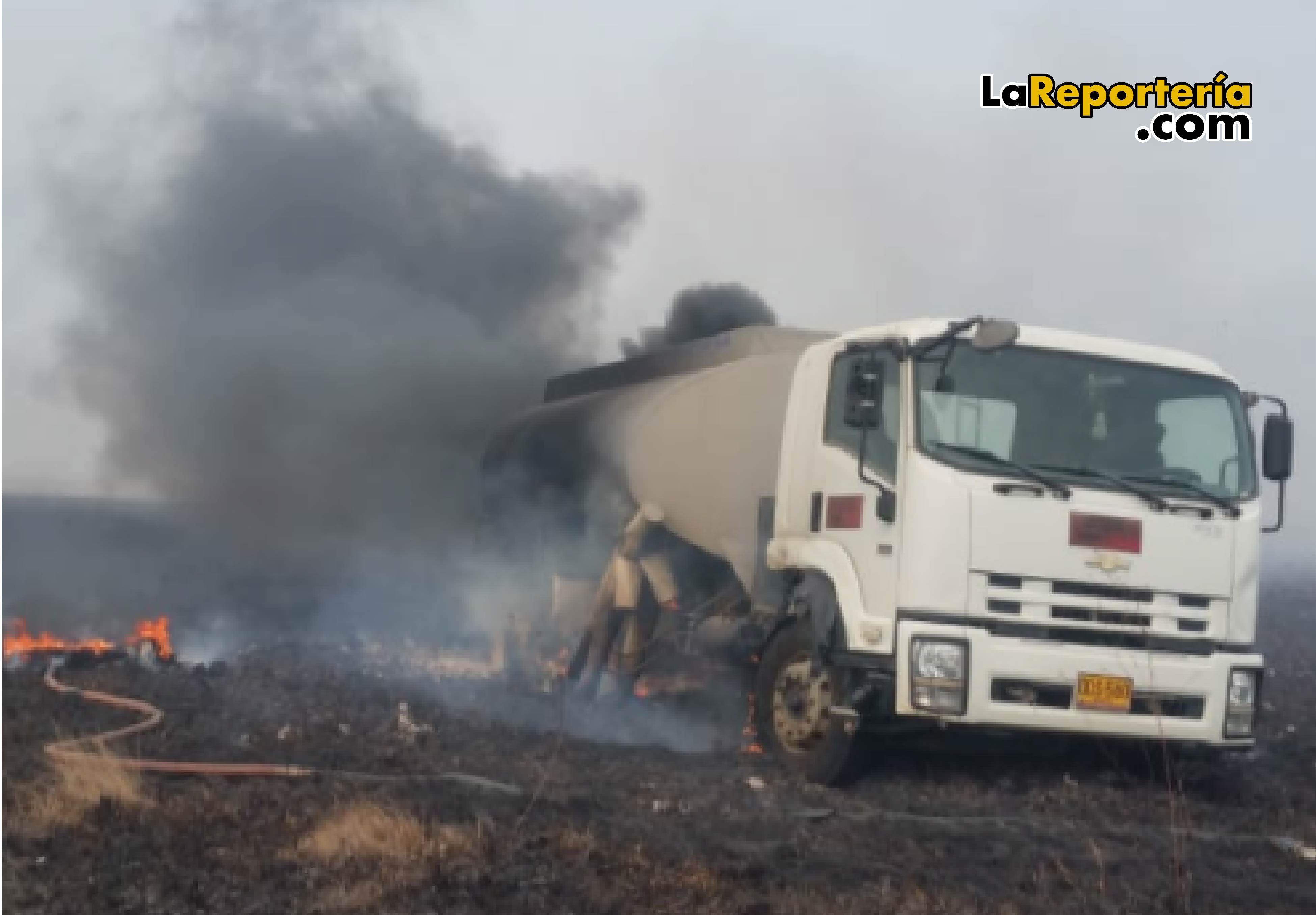 Carrotanque que resultó incinerado en medio de un incendio.