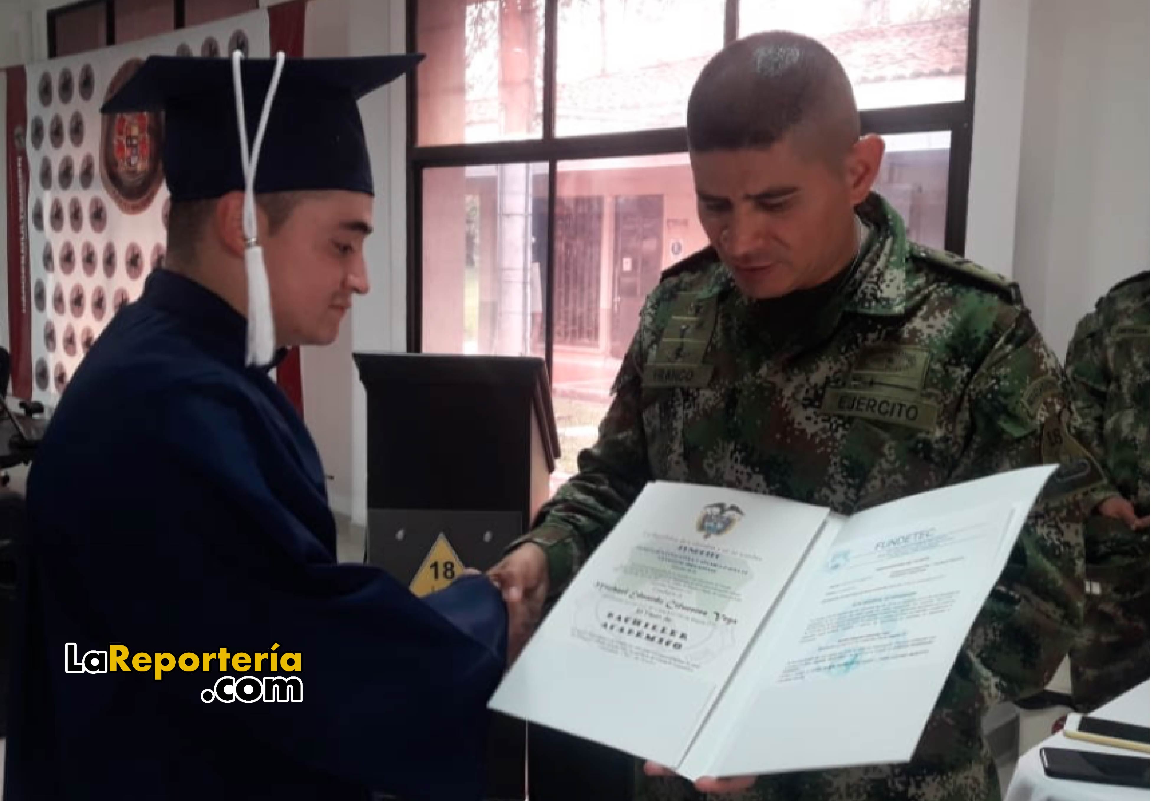 Joven que se gradúo de bachiller, mientras prestó su servicio militar.