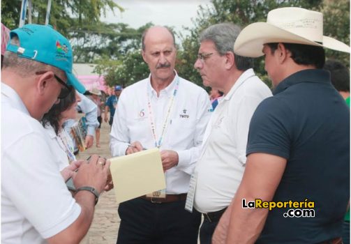 Directivos de la Vuelta a Colombia y el gobernador Alirio Barrera.