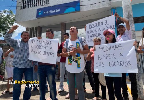 Familiares de pacientes de Medimás protestan ante presunta negligencia.