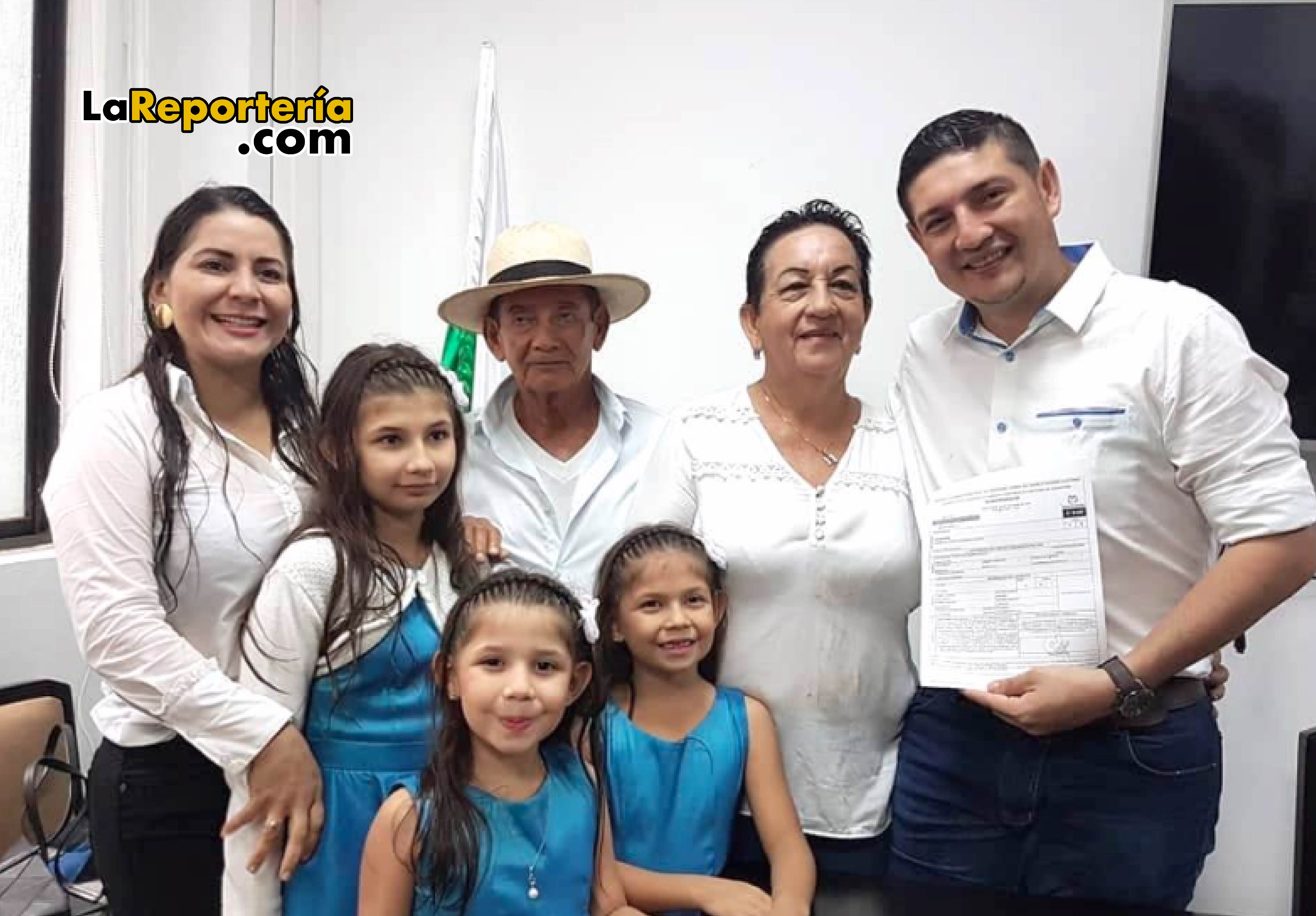 El ingeniero Salomón Sanabria acompañado de su familia en el proceso de inscripción como candidato a la Gobernación de Casanare.