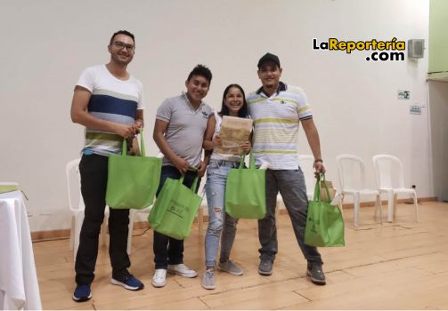 Jóvenes ganadores de concurso sobre saberes ambientales.