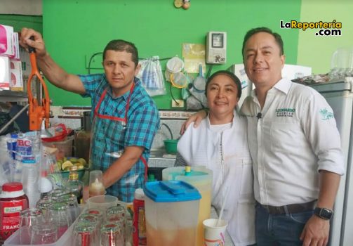 Leonardo Puentes entregando créditos en la Central de Abastos.