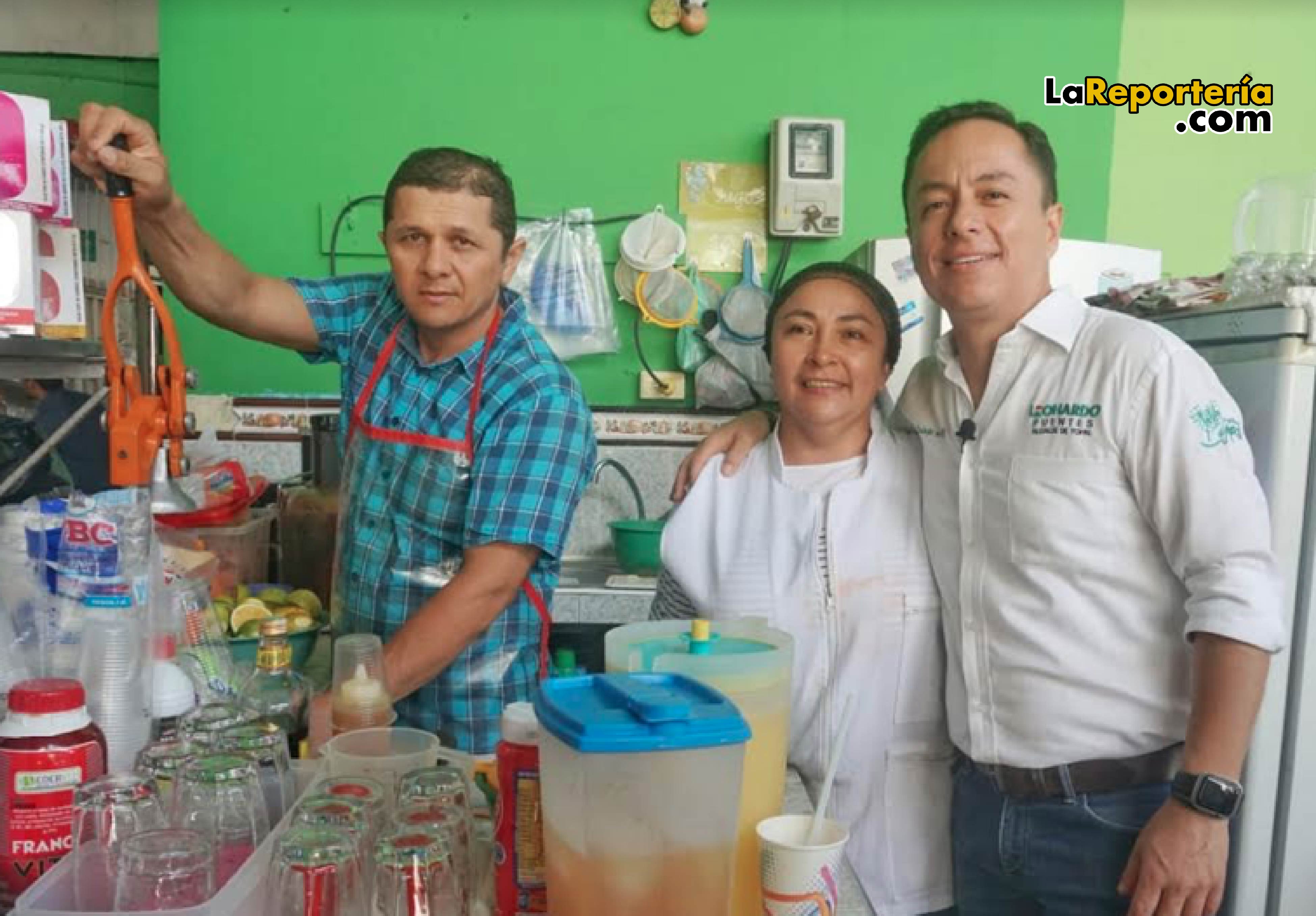Leonardo Puentes entregando créditos en la  Central de Abastos.