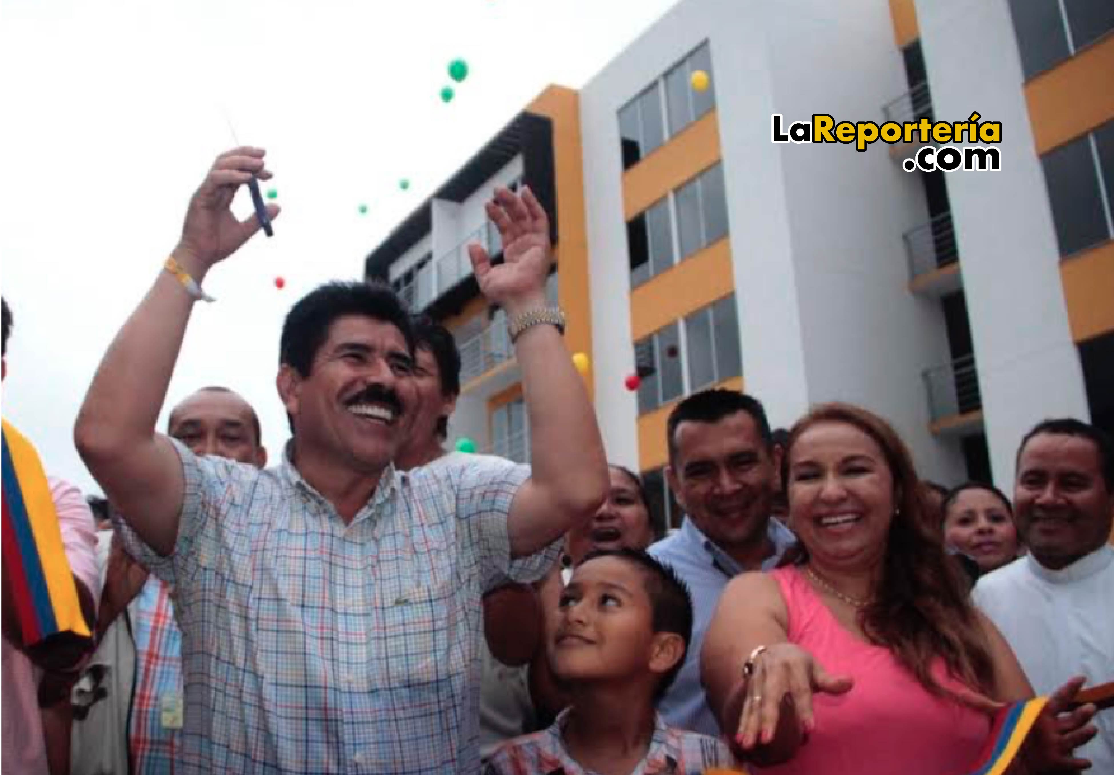 Marco Tulio Ruiz entregando apartamentos en La Decisión en el 2015.