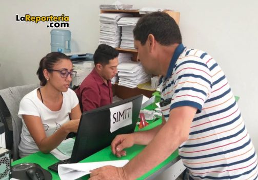 En oficina de Tránsito entregan información sobre los descuentos que se aplicarán.