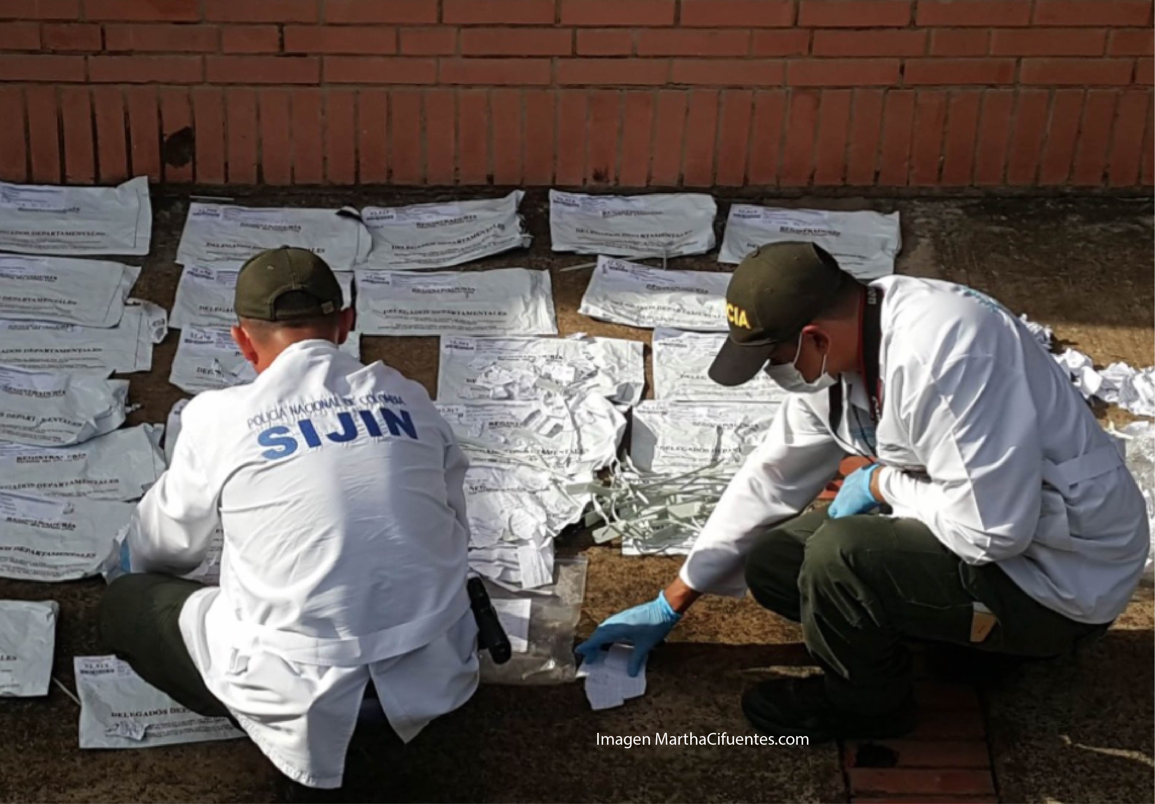 Inspección de autoridades al material encontrado cerca del Coliseo 20 de Julio.