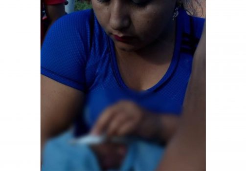 bebé recién nacido encontrado en una alcantarilla.