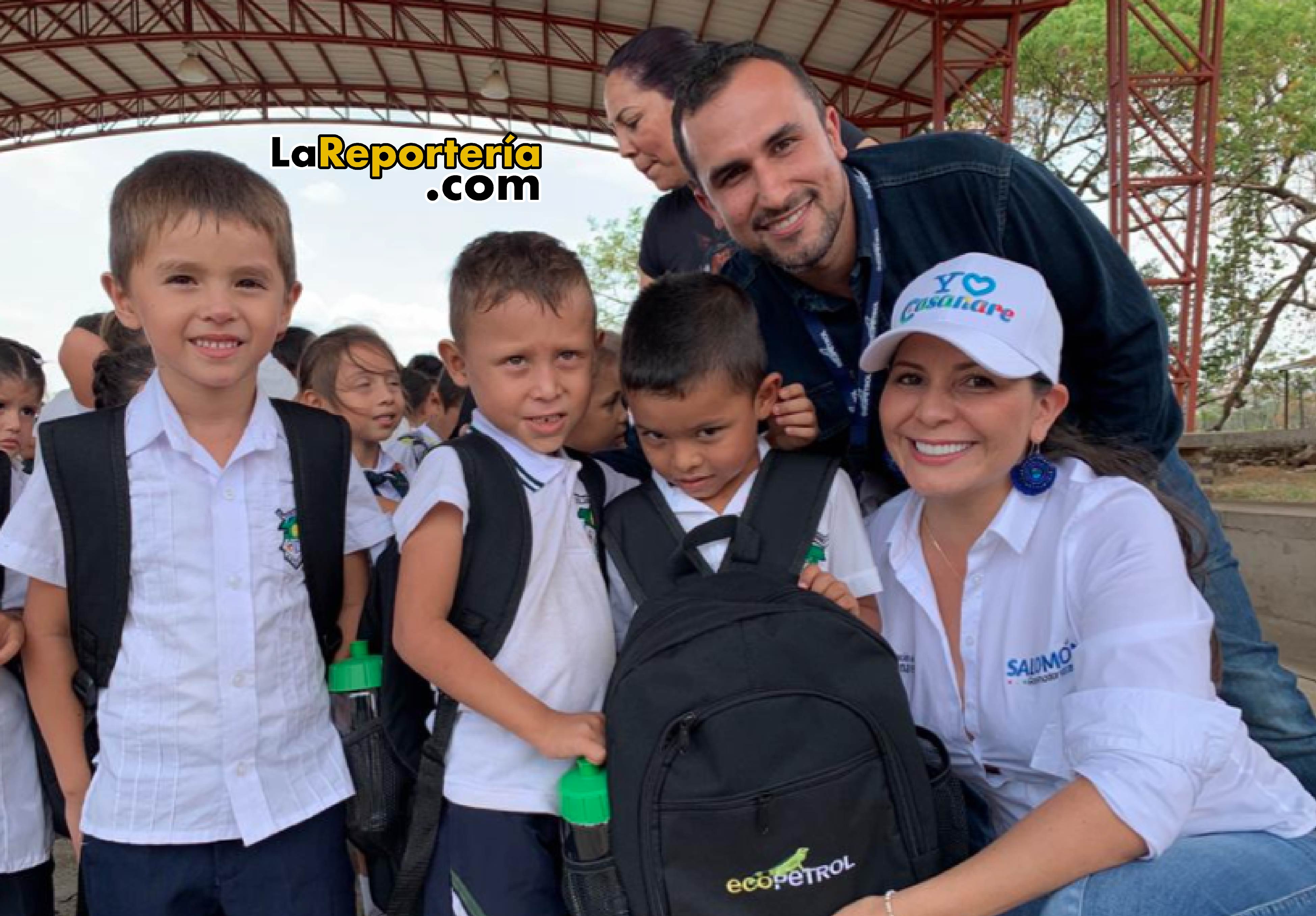 Entrega de Kits escolares en vereda de Aguazul.