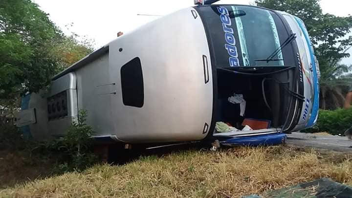 16 personas lesionadas por volcamiento de un bus en Paz de Ariporo